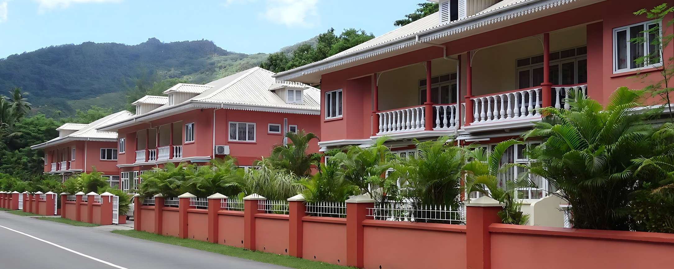 Reef Holiday Apartments